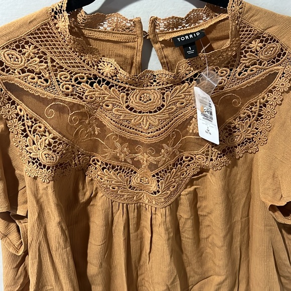 NWT Torrid lace crochet yoke top, flutter sleeve blouse with high neck, size 1 - Picture 3 of 4